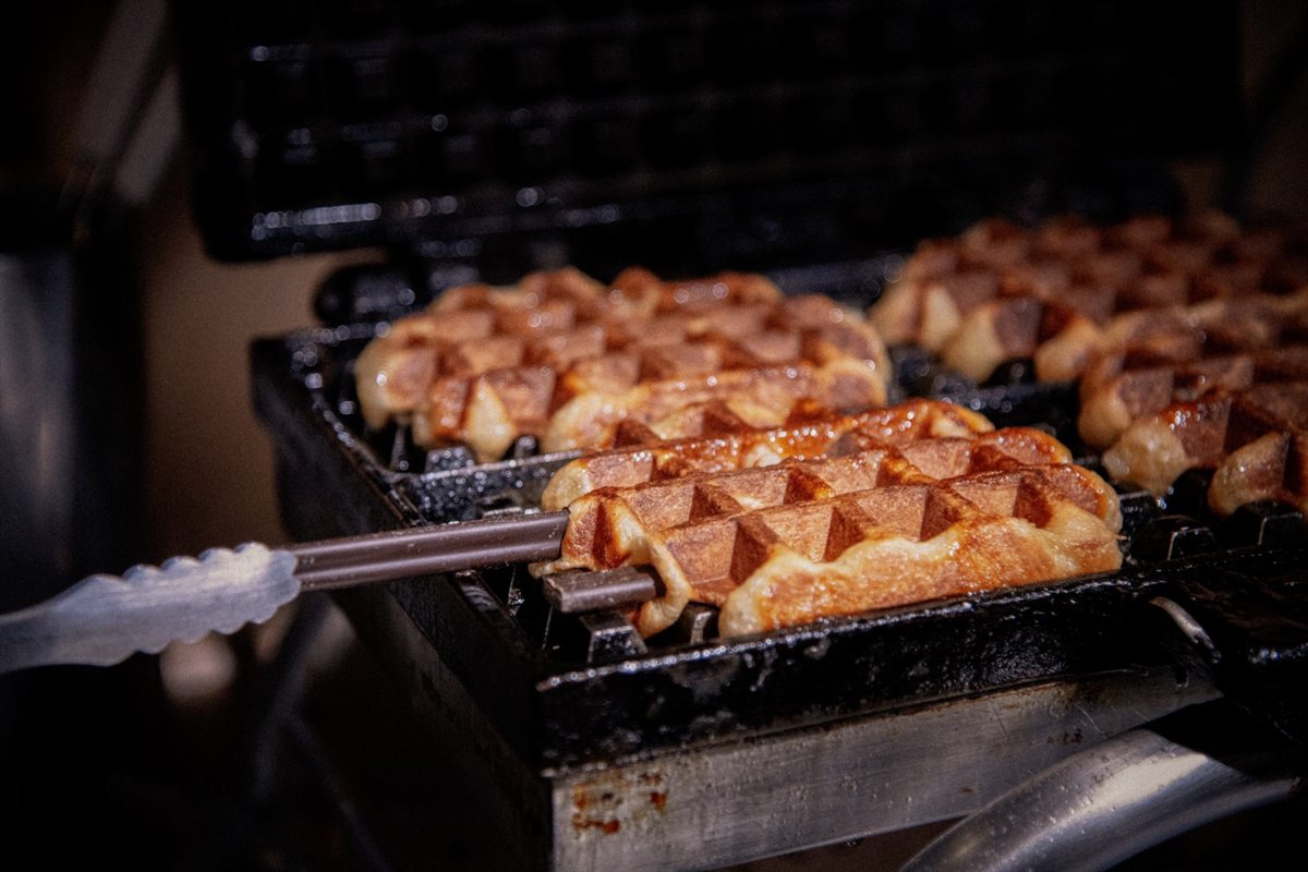 Chocolat fondu coulé dans la pâte à gaufre