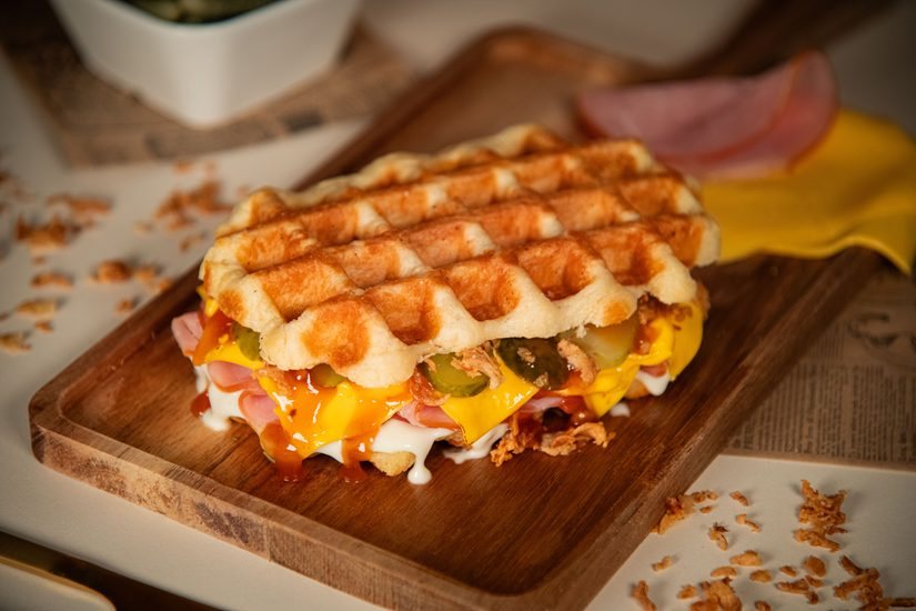 La Fumée — bacon fumé, cheddar et sauce barbecue